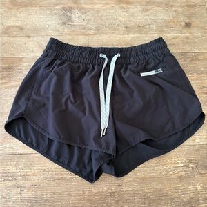 Vuori Women's Black Clementine 2.0 Short 2.5"